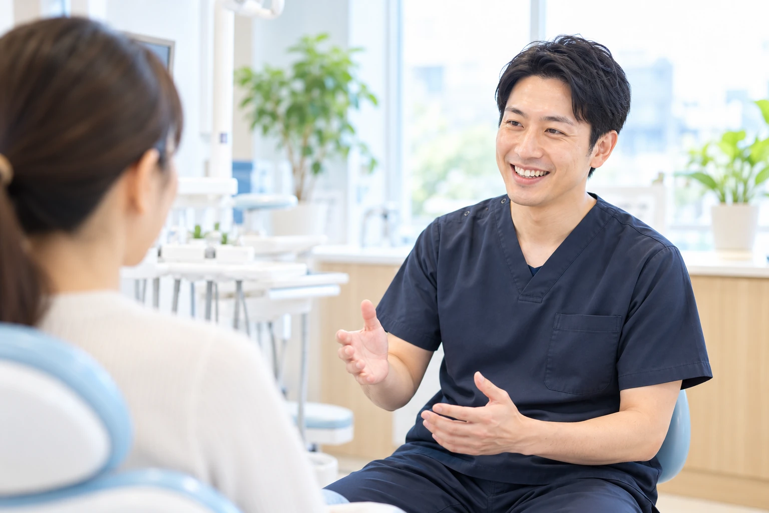 患者さんに笑顔で説明する院長